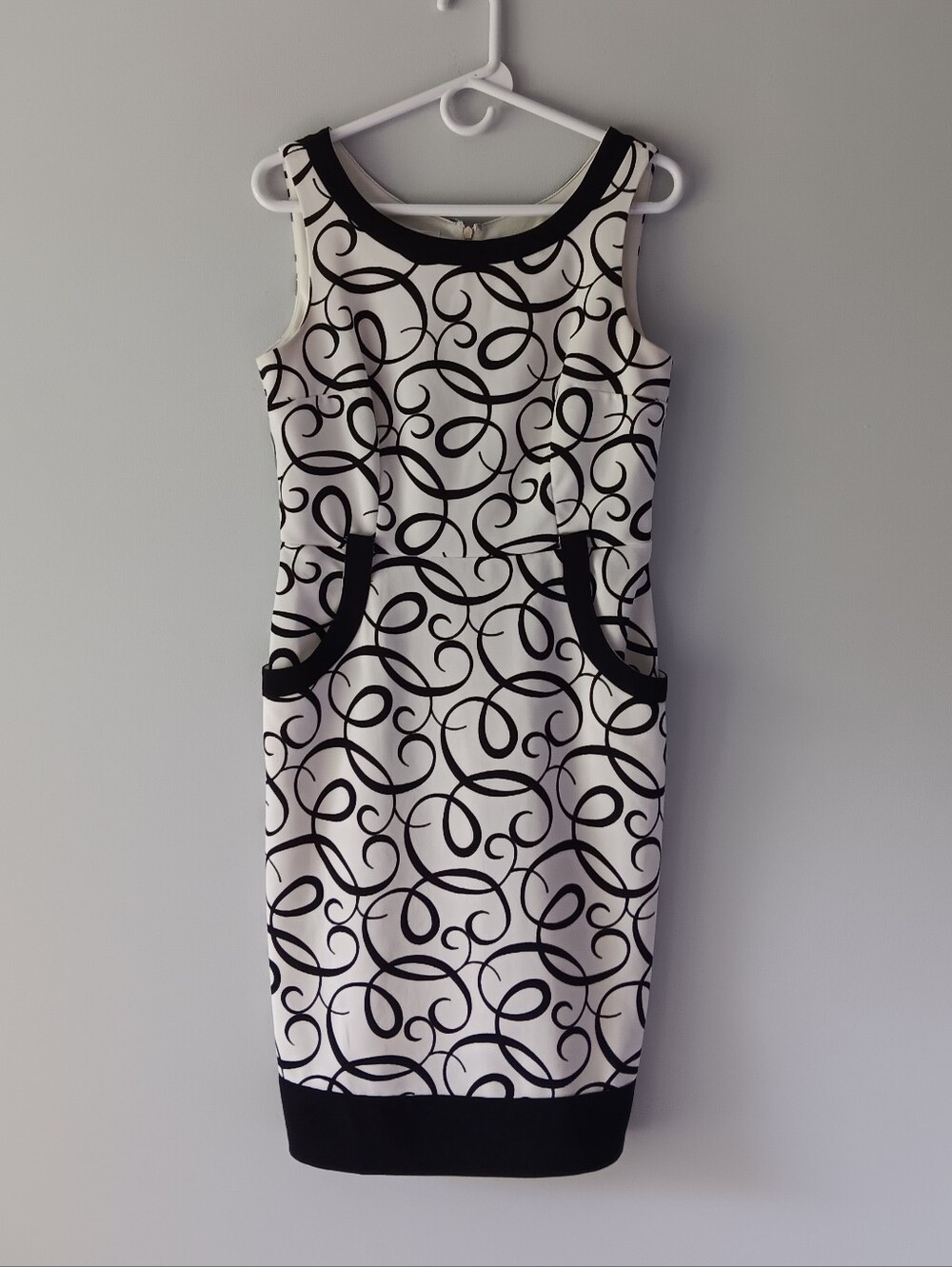 London Times Sleeveless Sheath Dress Scroll Pattern Pockets Black White Size 8 - Picture 4 of 12